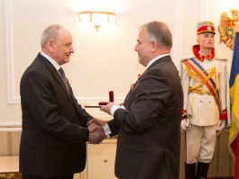 В День Государственного флага президент Николае Тимофти вручил государственные награды группе лиц
