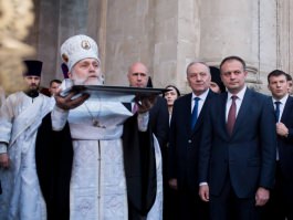 Moldovan president attends ceremony of meeting Holy Fire