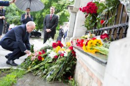 Moldovan president lays flowers in memory of plane crash victims