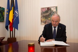 Președintele Nicolae Timofti a depus flori, în memoria victimelor accidentului aviatic SMURD