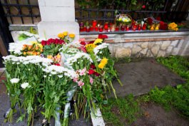 Moldovan president lays flowers in memory of plane crash victims