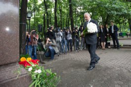 Moldovan president lays flowers at bust of poet Mihai Eminescu