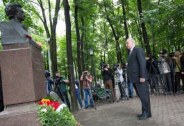 Президент Николае Тимофти возложил цветы к бюсту Михая Эминеску