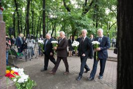Moldovan president lays flowers at bust of poet Mihai Eminescu