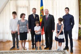 Moldovan president meets Romanian envoy