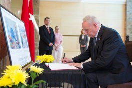 Президент Тимофти оставил запись в книге соболезнований Посольства Турции