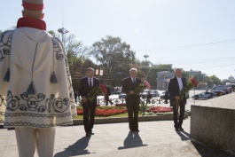 Moldovan president lays flowers on "Limba Noastra cea Romana"