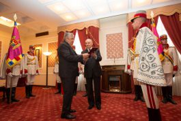 Ceremonie inedită la Reședința de  Stat: Nicolae Timofti  a înmânat copia Stindardului Președintelui Republicii Moldova