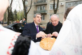 Bulgarian president comes to shake hands with Moldovan president like to respected friend, politician