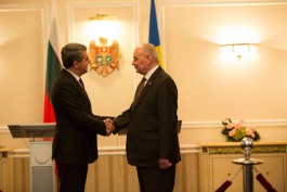 Bulgarian president comes to shake hands with Moldovan president like to respected friend, politician