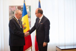 Președintele Timofti a participat la o ceremonie de decorare, la Ambasada României