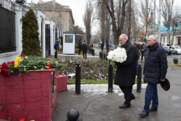 Președintele Timofti a semnat în cartea de condoleanțe, deschisă la Ambasada Federației Ruse în Republica Moldova
