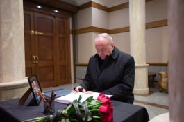 Președintele Timofti a semnat în cartea de condoleanțe, deschisă la Ambasada Federației Ruse în Republica Moldova