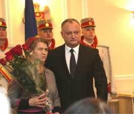 Игорь Додон вручил государственные награды многодетным матерям