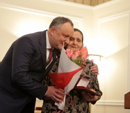 8 femei remarcabile din Republica Moldova au fost decorate de Igor Dodon cu ocazia zilei de 8 Martie