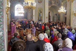 Președintele țării împreună cu Prima Doamnă au participat la Sfînta Liturghie la Mănăstirea Căpriana  