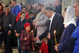 Președintele țării împreună cu Prima Doamnă au participat la Sfînta Liturghie la Mănăstirea Căpriana  
