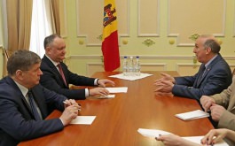 Президент Республики Молдова Игорь Додон провел сегодня встречу с Чрезвычайным и Полномочным Послом США в Республике Молдова Джеймсом Петтитом