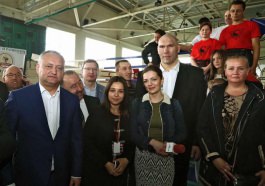 Igor Dodon împreună cu Nikolai Valuev, Valeri Gazaev și Alexandr Burcov au inaugurat un ring de box la Chișinău