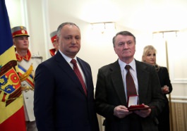 Игорь Додон вручил государственные награды гражданам Молдовы, проработавшим десятки лет во имя развития страны