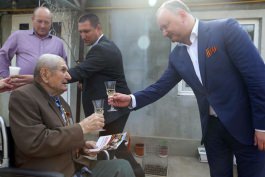 Președintele Igor Dodon a înmînat ”Ordinul Republicii” unui veteran care a împlinit 100 de ani