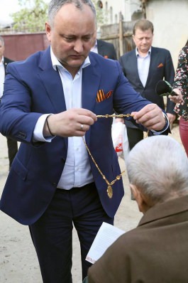 Președintele Igor Dodon a înmînat ”Ordinul Republicii” unui veteran care a împlinit 100 de ani