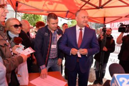Prima semnătură pentru referendumul de demisie a primarului Dorin Chirtoacă a fost pusă de Igor Dodon 
