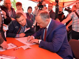Prima semnătură pentru referendumul de demisie a primarului Dorin Chirtoacă a fost pusă de Igor Dodon 