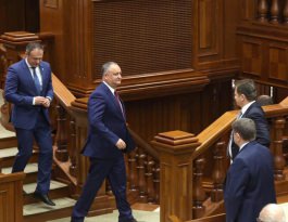 Președintele țării, Igor Dodon a primit în plenul Parlamentului jurămîntul noului membru al Curții Constituționale, Victoria Iftodi
