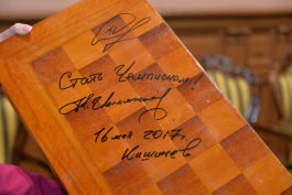 Игорь Додон и Кирсан Илюмжинов поздравили молодого шахматиста Андрея Маковей с завоеванием титула чемпиона мира в своей возрастной категории