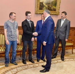 Igor Dodon și Kirsan Iliumjinov l-au felicitat pe tînărul șahist Andrei Macovei cu obținerea titlului de Campion Mondial în categoria sa de vîrstă