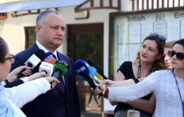 Președintele țării a depus flori la Ambasada Marii Britanii în Republica Moldova