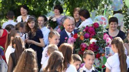Президент посетил гимназию в родном селе Садова по случаю окончания учебного года