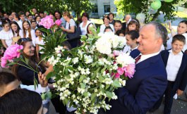 Președintele țării a vizitat gimnaziul din satul natal, Sadova