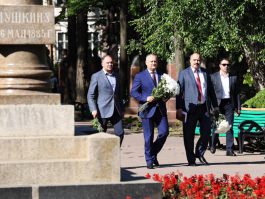 Президент Республики Молдова возложил цветы к бюсту великого русского поэта Александра Пушкина