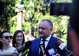 Președintele Republicii Moldova a depus flori la bustul marelui poet rus, Alexandr Pușkin
