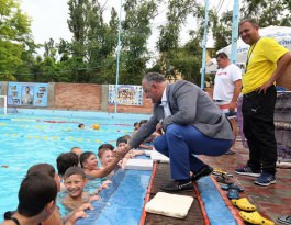 Igor Dodon a vizitat Şcoala Sportivă Specializată nr.4 de polo pe apă ”Gheorghe Osipov”