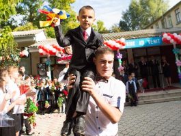 Nicolae Timofti a participat la ceremonia de deschidere a noului an școlar la gimnaziul din satul Ciutulești, raionul Florești