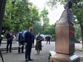 Президент Республики Молдова возложил цветы к бюсту поэта Михая Эминеску
