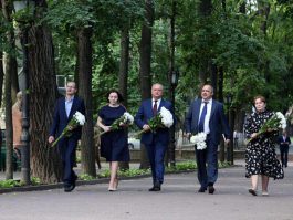 Președintele Republicii Moldova a depus flori la bustul poetului Mihai Eminescu