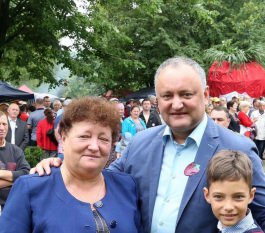 Președintele Igor Dodon a participat la Festivalul Căpșunelor și Mierii din satul Sadova