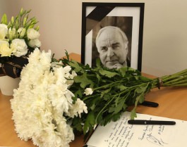 Глава государства возложил цветы к Посольству Германии