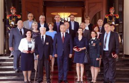 Președintele Republicii Moldova a înmînat distincții de stat unui grup de medici