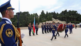 Президент Молдовы возложил венок к могиле выдающегося советского и азербайджанского государственного деятеля Гейдара Алиева