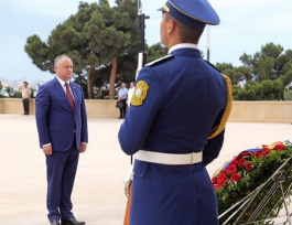 Igor Dodon, Președintele Republicii Moldova a depus flori la mormîntul ilustrului demnitar sovietic şi azer, Geydar Aliyev