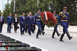 Igor Dodon, Președintele Republicii Moldova a depus flori la mormîntul ilustrului demnitar sovietic şi azer, Geydar Aliyev