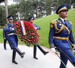 Президент Молдовы возложил венок к могиле выдающегося советского и азербайджанского государственного деятеля Гейдара Алиева