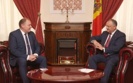 Președintele Igor Dodon a semnat decretele de numire în funcție a  doi ambasadori