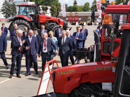 Игорь Додон посетил Минский тракторный завод