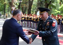 Igor Dodon a conferit distincţii de stat Gărzii de Onoare cu prilejul marcării a 25 de ani de la formare